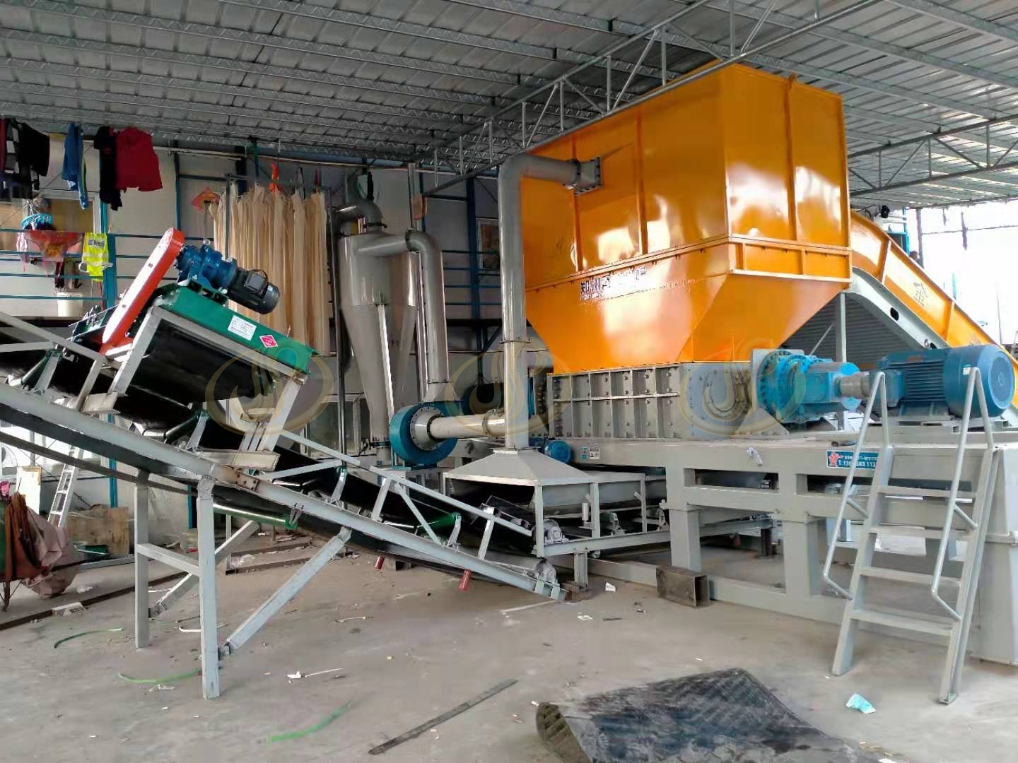 郑州金鹏固废撕碎机怎么处理工业废料现场怎么作业