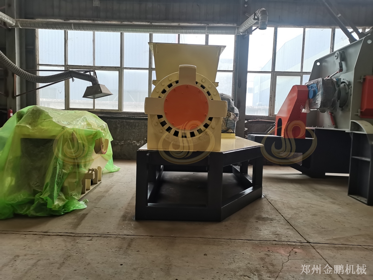 整包投料作业：郑州金鹏吨包撕碎机的大进料口适配说明